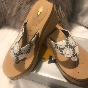 Verdant sandal NWT size 8 wedge heel sandal